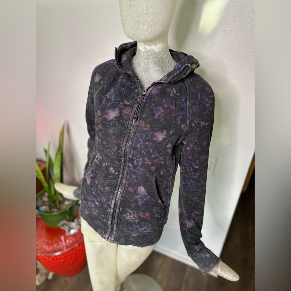 Lululemon Athletica Women’s Floral Scuba Zip-up Hoodie w/ Pockets.